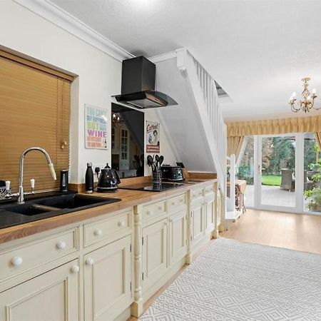 The Corner House, 36, Broadway Road, Apartment อีฟแชม ภายนอก รูปภาพ