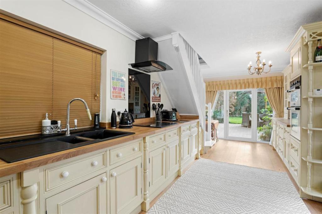 The Corner House, 36, Broadway Road, Apartment อีฟแชม ภายนอก รูปภาพ